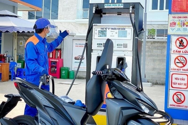 Giá xăng đồng loạt giảm, RON 95 về dưới 20.000 đồng/lít