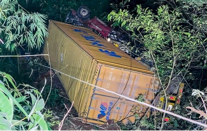 Quảng Trị: Xe container lao xuống vực 70 m, tài xế mắc kẹt gần 9 giờ