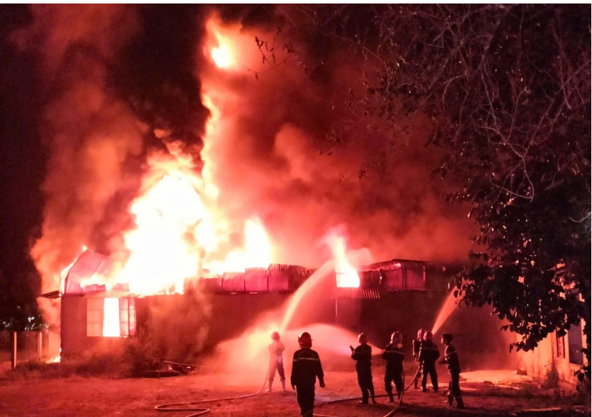 Hà Nội: Cháy dữ dội tại kho hàng trong ngõ 389 Trương Định