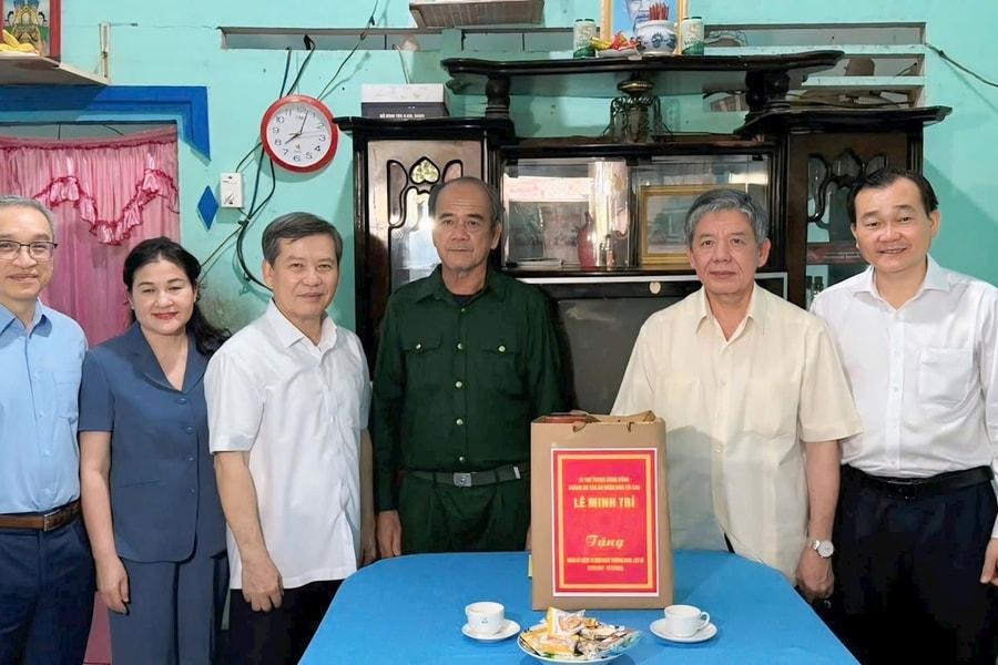 Chánh án Tòa án nhân dân tối cao Lê Minh Trí thăm, tặng quà gia đình chính sách tại tỉnh Vĩnh Long