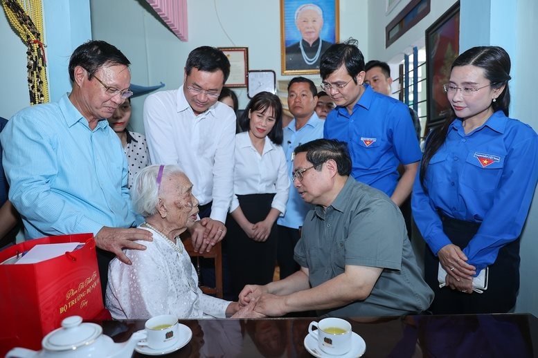 Thủ tướng thăm Mẹ Việt Nam anh hùng, dâng hương tại Thành cổ Quảng Trị và Nghĩa trang Đường 9