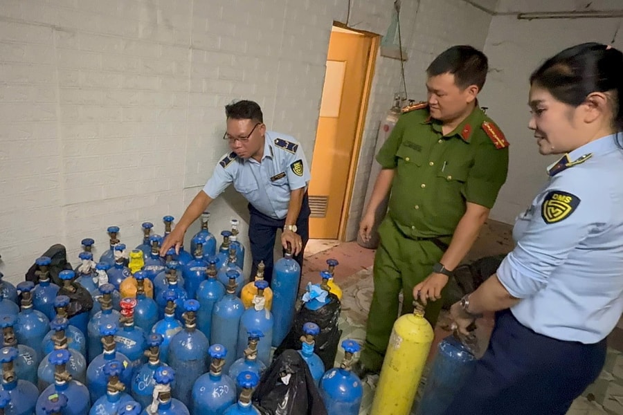 Hà Nội: Phát hiện, tạm giữ hàng trăm bình khí N2O không rõ nguồn gốc