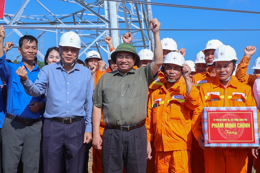 Thủ tướng: Dứt khoát hoàn thành đường dây 500 kV Lào Cai-Vĩnh Yên trong 6 tháng thay vì 2 năm