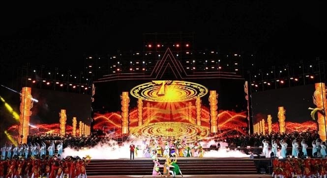 'Dưới cờ vinh quang': Kết nối quá khứ, hiện tại, tương lai trong xúc cảm và tự hào