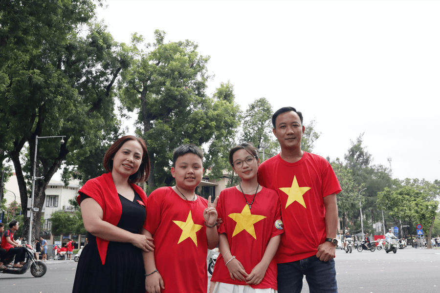 Người dân hào hứng chụp ảnh kỷ niệm 80 năm Quốc khánh 2/9 tại Quảng trường Ba Đình