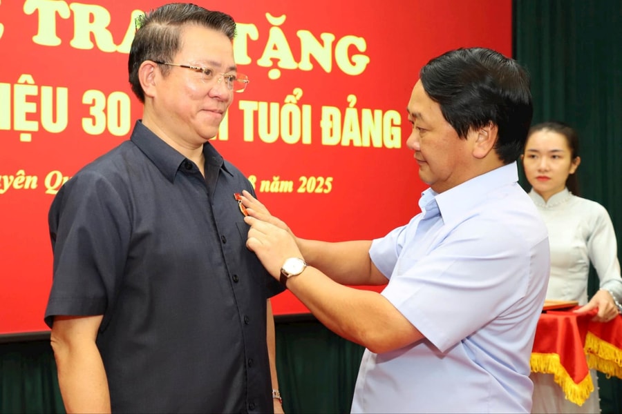 Bí thư Tỉnh ủy Tuyên Quang trao Huy hiệu Đảng nhân kỷ niệm Quốc khánh