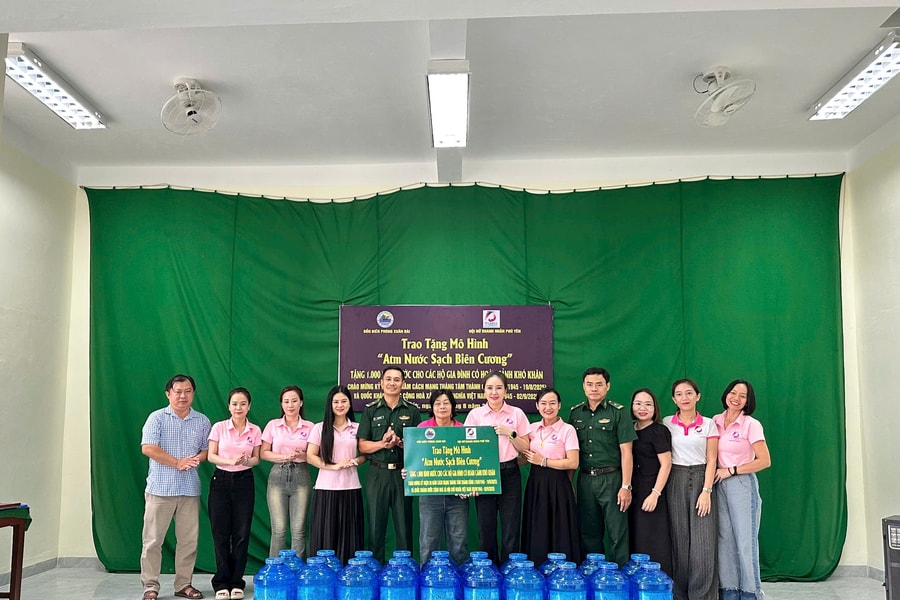 Đắk Lắk: Trao tặng mô hình “nước sạch biên cương” cho người dân