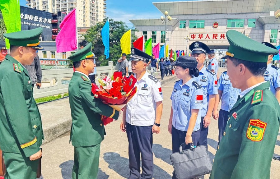 Đoàn Biên phòng Quảng Ninh hội đàm với Chi đội quản lý biên giới Phòng Thành Cảng (Trung Quốc)