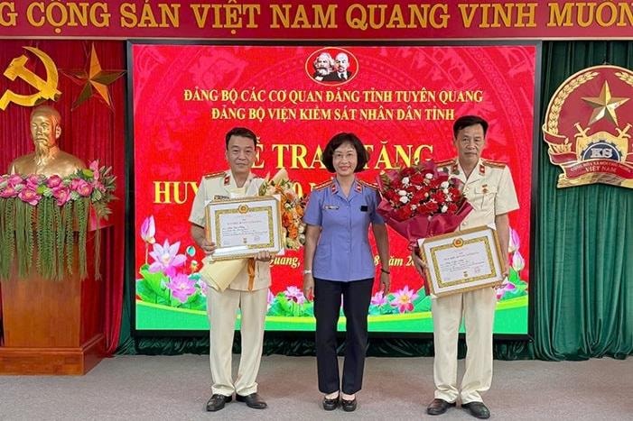 Đảng ủy VKSND tỉnh Tuyên Quang trao Huy hiệu 30 năm tuổi Đảng