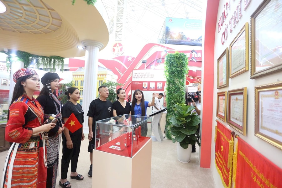 Người dân hào hứng trải nghiệm tại khu trưng bày Triển lãm của ngành Tòa án