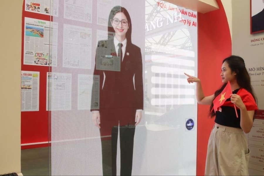 Giới trẻ háo hức khám phá không gian triển lãm Tòa án nhân dân