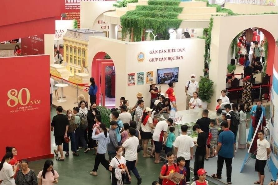 Kéo dài thời gian Triển lãm thành tựu đất nước đến hết 15/9