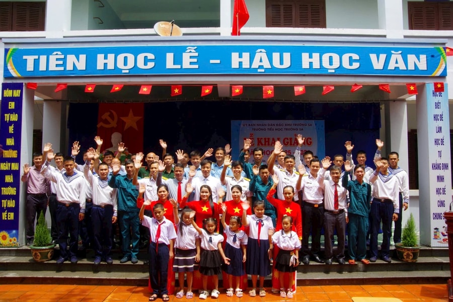 Rộn ràng khai giảng năm học mới trên quần đảo Trường Sa