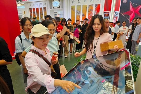 Khách tham quan xếp hàng “Tìm hiểu 80 năm Ngày thành lập ngành Tòa án nhân dân”