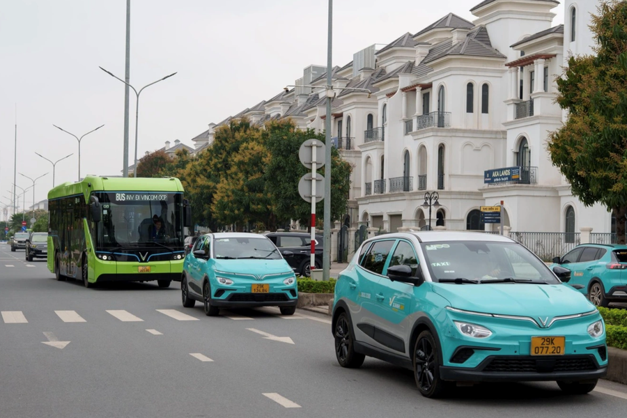 Hà Nội, TP.HCM sớm công khai lộ trình chuyển đổi xe xăng sang xe điện