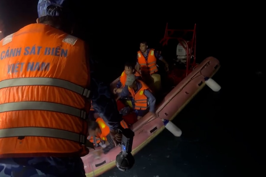 Bộ tư lệnh Vùng Cảnh sát biển 4 kịp thời cứu 4 ngư dân gặp nạn trên biển