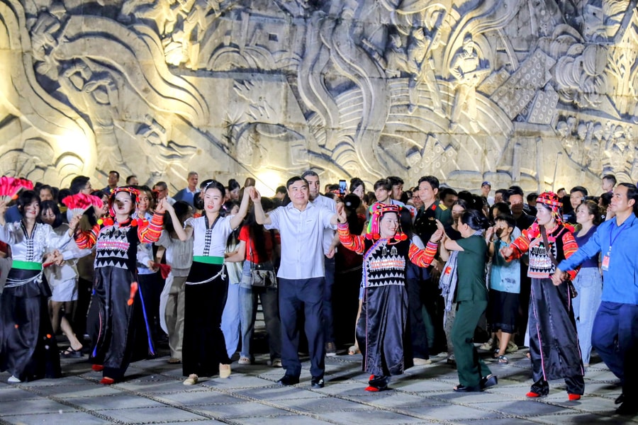 Người dân và du khách hòa mình vào Lễ hội đường phố Điện Biên