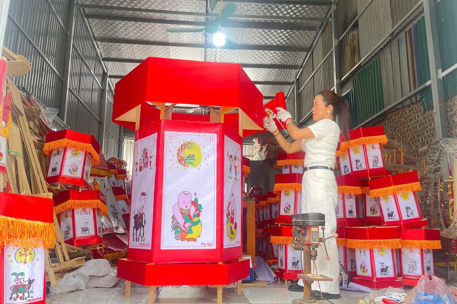 Người giữ lửa truyền thống bằng lồng đèn kéo quân