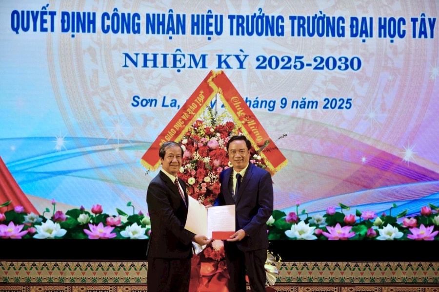 Trao Quyết định công nhận Hiệu trưởng Trường Đại học Tây Bắc