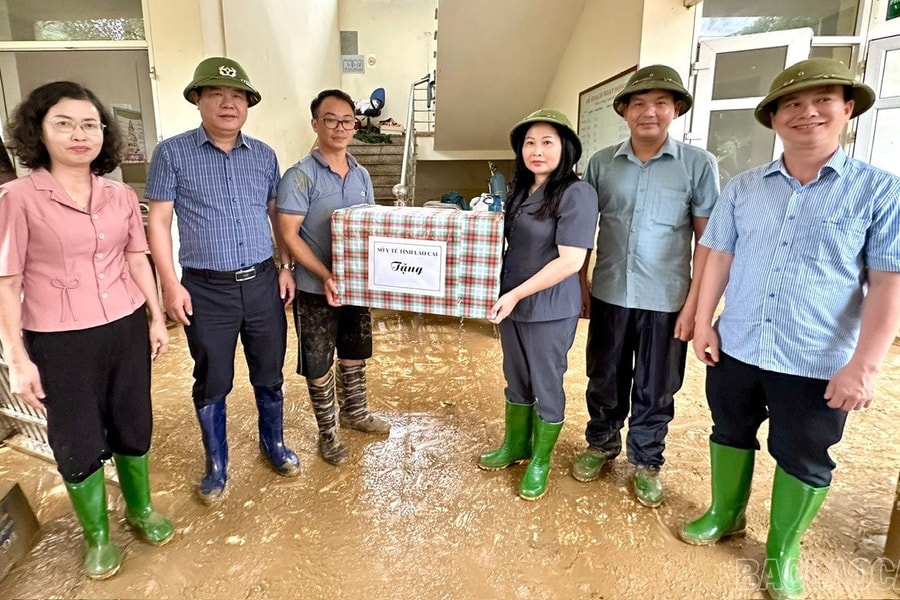 Phó Chủ tịch UBND tỉnh Lào Cai  thăm, động viên bệnh nhân bị thương do bão số 10