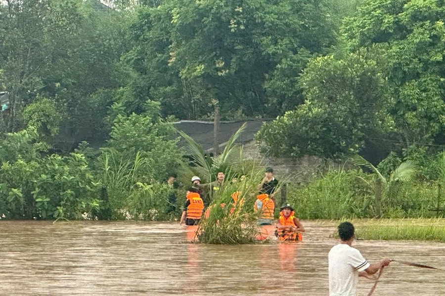 Công an tỉnh Bắc Ninh xuyên đêm trong bão bảo vệ an toàn cho người dân