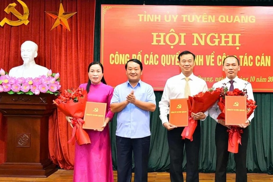 Tuyên Quang c ông bố các quyết định về công tác cán bộ