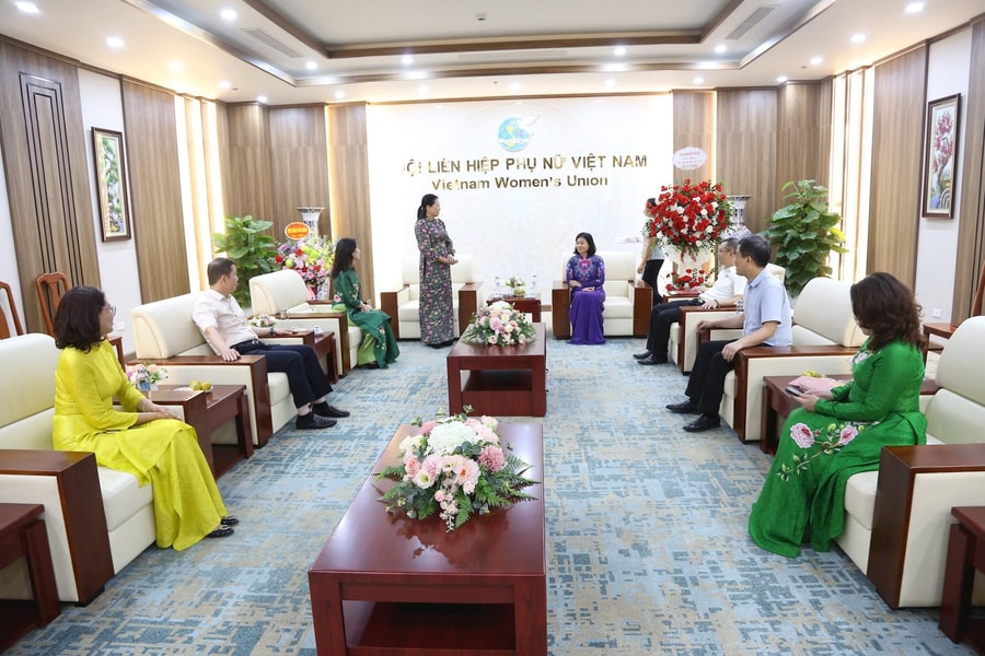 Đoàn công tác Tòa án nhân dân tối cao thăm và chúc mừng nguyên Phó Chủ tịch nước Nguyễn Thị Bình nhân dịp 20/10