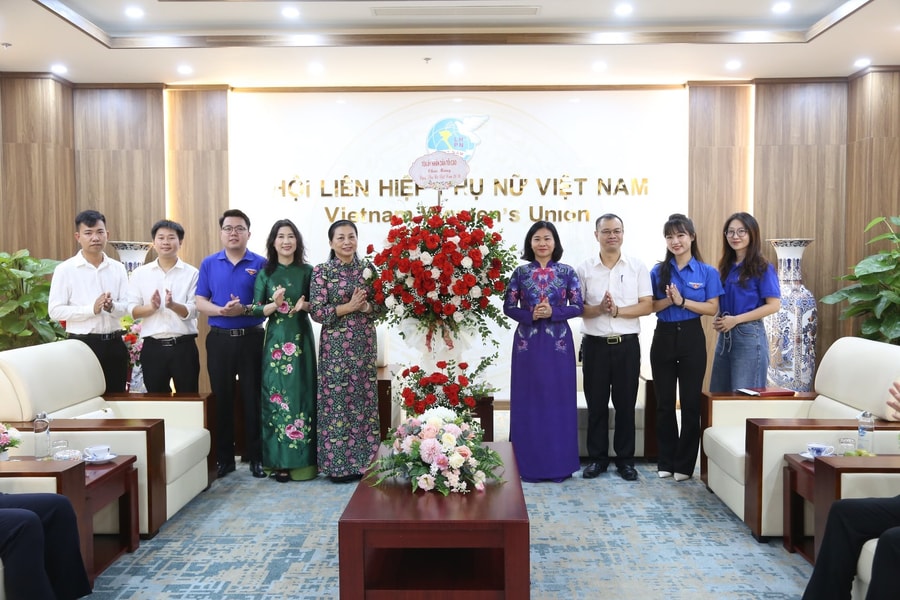 Tòa án nhân dân tối cao thăm, chúc mừng Trung ương Hội Liên hiệp Phụ nữ Việt Nam