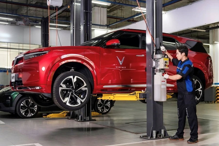 VinFast hỗ trợ khách hàng sửa chữa xe hư hỏng do mưa lũ