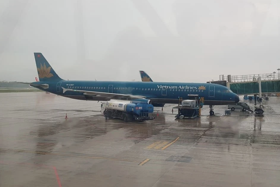 Bão số 12 khiến hàng loạt chuyến bay phải hủy, đổi giờ