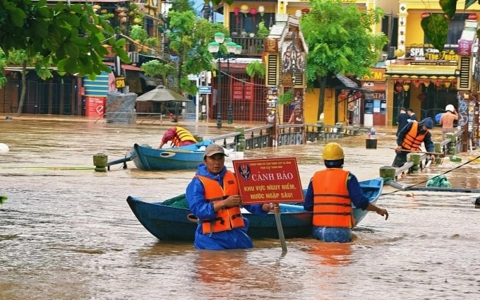 Tập trung ứng phó khẩn cấp, khắc phục hậu quả mưa lũ lớn tại khu vực Trung Bộ