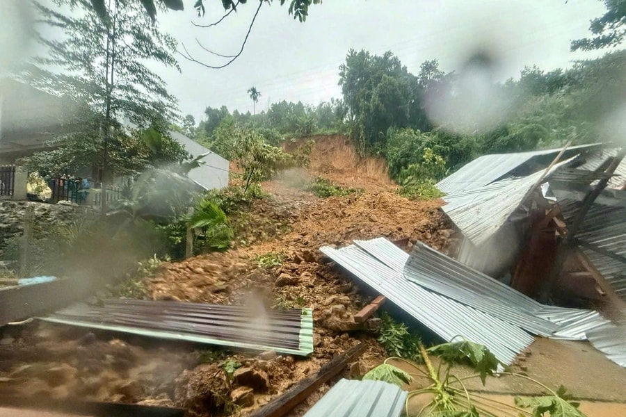 Sạt lở trong đêm, 2 căn nhà ở Trà Leng bị vùi lấp dưới đất đá