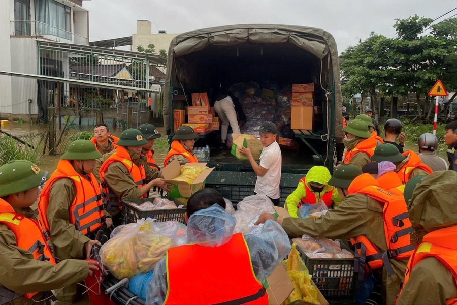 Trong lũ dữ, Đà Nẵng sáng lên tình người