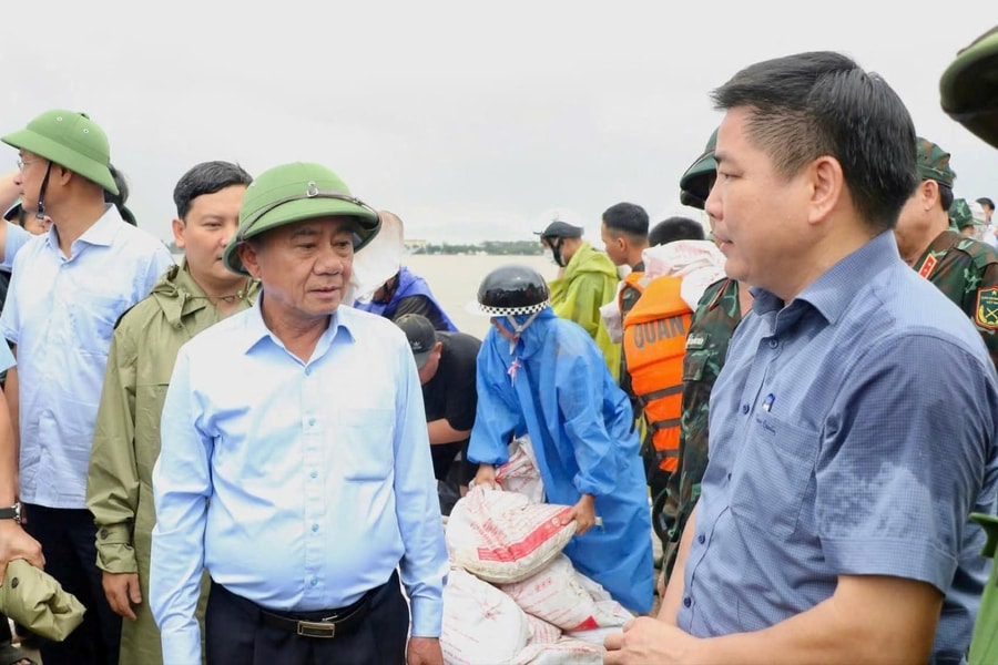 Thường trực Ban Bí thư Trần Cẩm Tú kiểm tra, động viên nhân dân vùng lũ Đà Nẵng