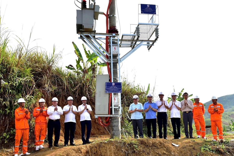 Chuyện về những người dựng xây “con đường ánh sáng” - Kỳ 1: Gặp những người đưa điện lên vùng cao