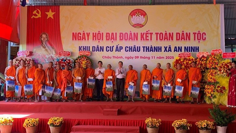 Chủ tịch Quốc hội Trần Thanh Mẫn dự Ngày hội Đại đoàn kết toàn dân tộc tại thành phố Cần Thơ