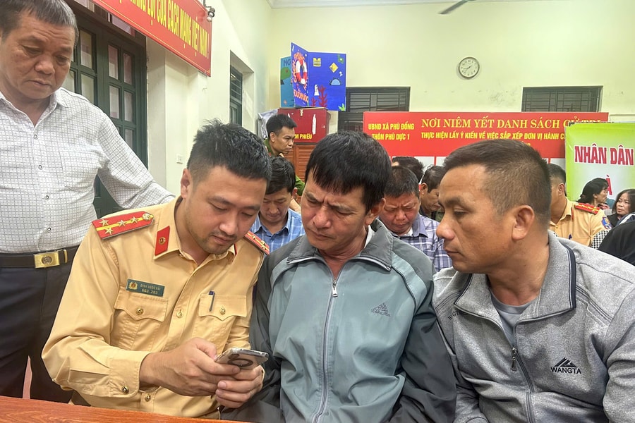 Công an Hà Nội không ngại đêm tối, hướng dẫn tận tình giúp dân cập nhật dữ liệu xe qua iHanoi