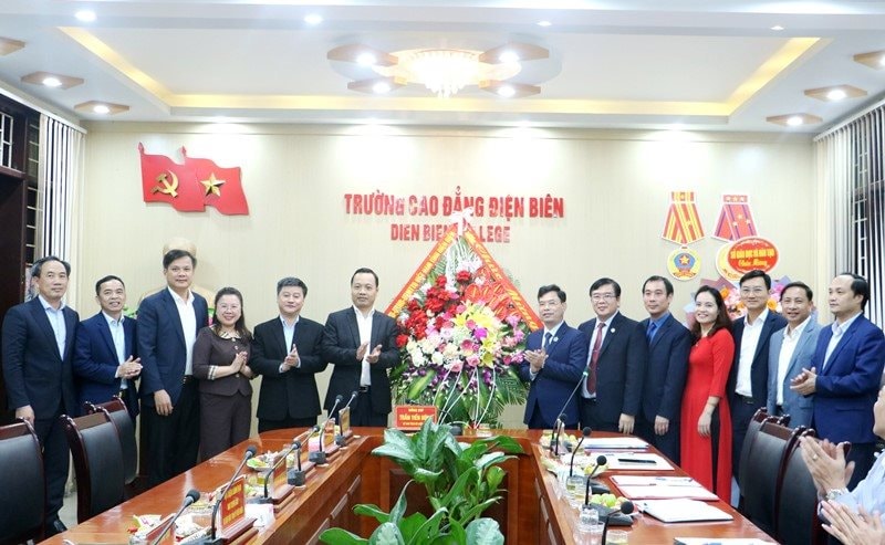 Bí thư Tỉnh ủy Điện Biên thăm, chúc mừng Trường Cao đẳng Điện Biên nhân dịp ngày 20/11