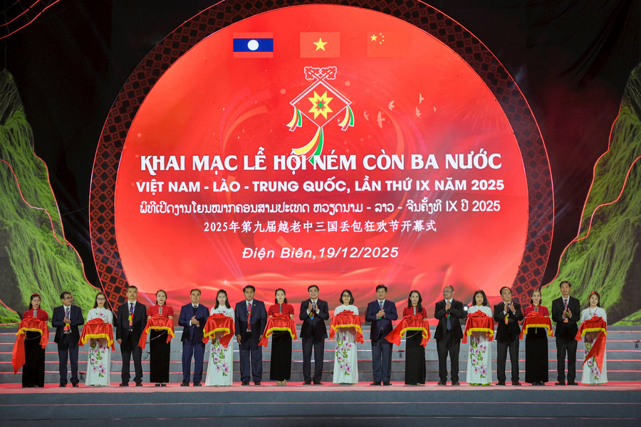Điện Biên khai mạc Lễ hội ném còn ba nước Việt Nam - Lào - Trung Quốc