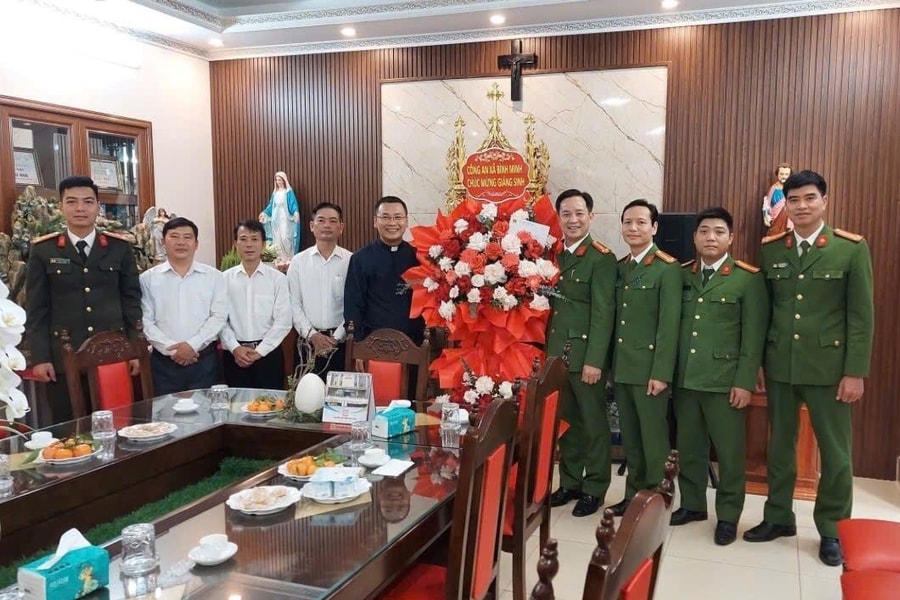 Công an xã Bình Minh thăm, chúc mừng các Giáo xứ, Giáo họ dịp Giáng sinh 2025