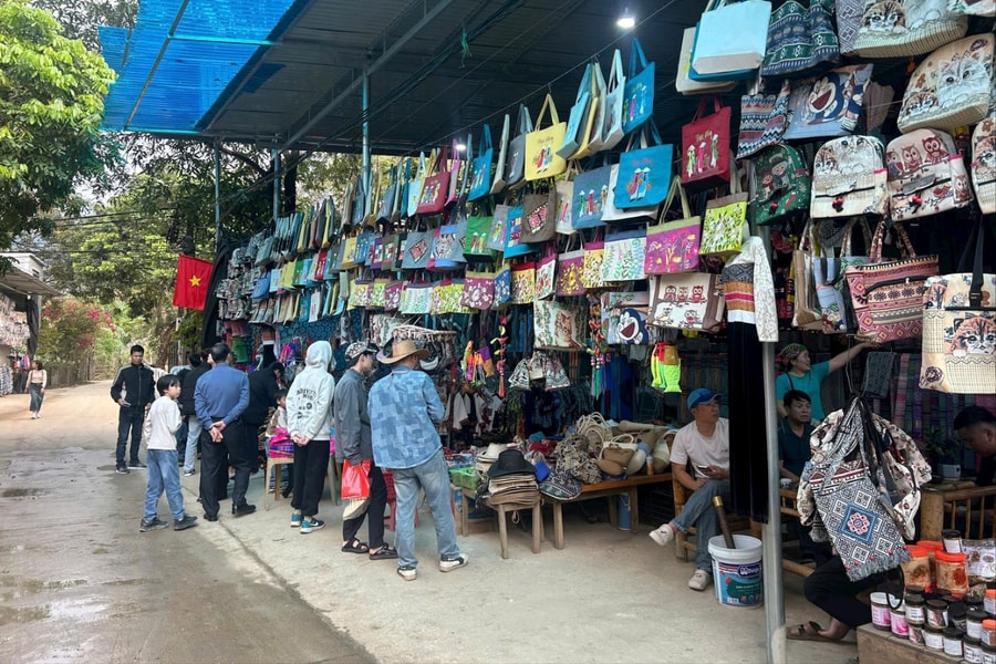 Nà Phòn ngày Xuân: Rộn rã điệu sạp, rực rỡ sắc màu vùng cao