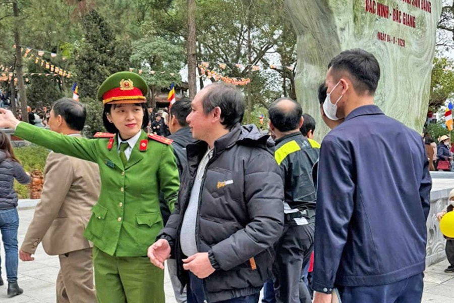 Bắc Ninh: Công an hướng dẫn phân luồng bảo đảm an toàn giao thông lễ hội Lim