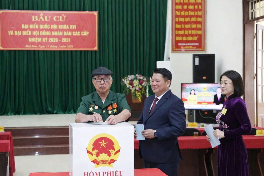 Phó Bí thư Thường trực Tỉnh ủy Sơn La thực hiện quyền công dân tại xã Mai Sơn
