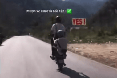 Triệu tập 2 thanh niên “bốc đầu” xe quay clip câu view