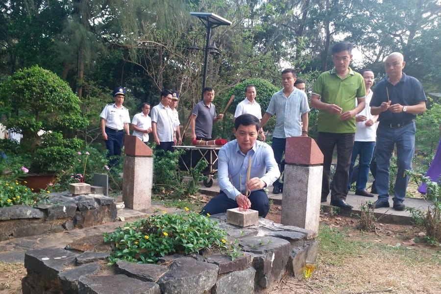 Dâng hương tại Nghĩa trang Hàng Dương: Hành trình tri ân và giáo dục truyền thống