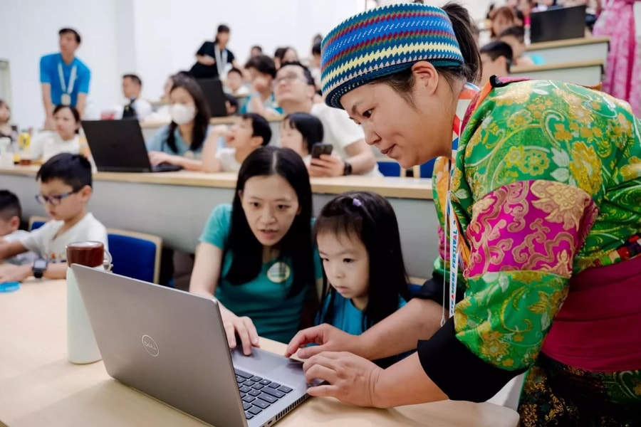 Bảo vệ, thúc đẩy trẻ em phát triển lành mạnh, tích cực trên môi trường mạng