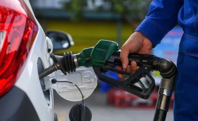 Giá xăng dầu tiếp tục giảm, có loại giảm gần 10.000 đồng/lít
