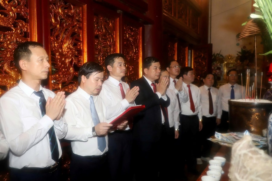 Phú Thọ: Cụm số 11 thành kính dâng hương tại Đền Hùng, nguyện dựng xây quê hương giàu đẹp