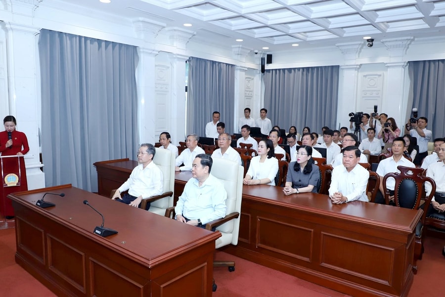Chủ tịch Quốc hội thăm Trung tâm giám sát, điều hành hoạt động ngành Tòa án