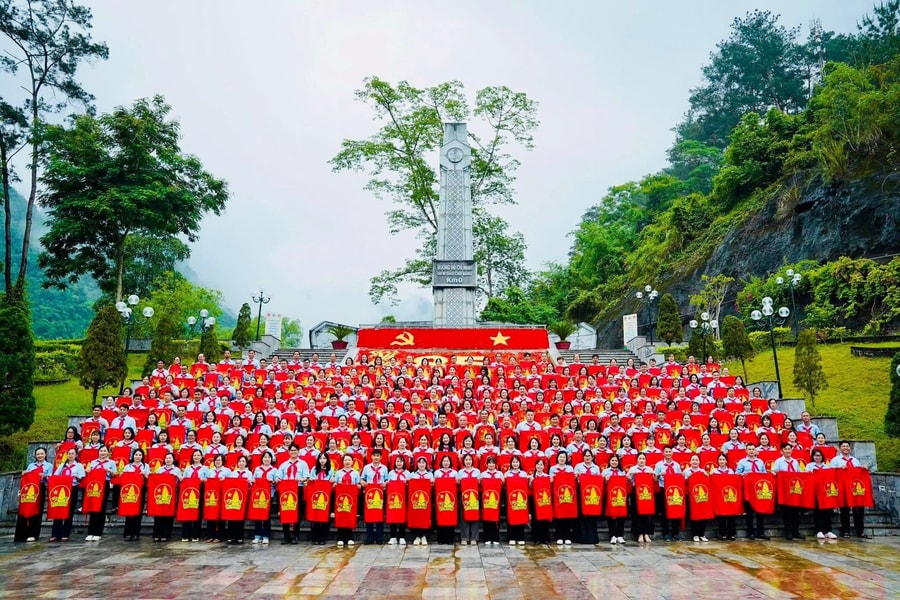 Hơn 1.000 người đồng diễn nghi thức Đội tại cột mốc Km0 đường Hồ Chí Minh